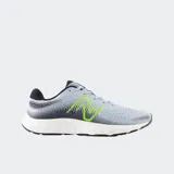 Championes de running New Balance modelo 520 V8, color gris con detalles en negro y logo lateral en verde neón. Presentan una capellada de malla transpirable y una entresuela de espuma blanca para mayor amortiguación.