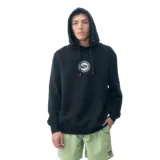 Buzo polar Quiksilver con capucha y cordón ajustable, de color negro con bolsillo tipo canguro y estampado circular en el pecho.