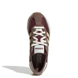 Championes Adidas modelo Run 70s 2.0, color bordó y marrón con las clásicas tres tiras en tono amarillo claro y suela de goma.