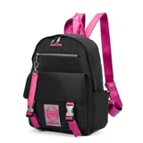 Mochila urbana Las Oreiro de color negro con detalles en fucsia. Presenta correas ajustables con logo estampado, cierre principal con cremallera, bolsillo frontal con solapa y hebillas decorativas, y un parche frontal con el logo de la marca.