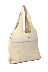 Bolso tipo tote color beige con parte inferior de red y correa larga desmontable.