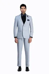 Ambo de dos piezas marca Guarnieri, compuesto por saco de corte clásico con cierre de botones y pantalón de vestir a juego. Confeccionado en una mezcla de lino, viscosa y poliéster, ofreciendo una textura suave, fresca y resistente a las arrugas.