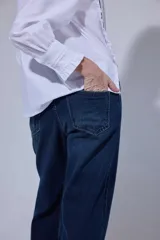 Pantalón de jean con efecto lavado ácido en tono marrón oscuro, de corte recto y tiro medio.