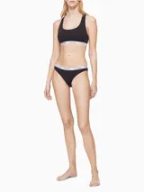 Bombacha tipo bikini de tiro medio, confeccionada en mezcla de algodón y elastano. Presenta una cinturilla elástica distintiva con el logo de la marca estampado repetidamente.