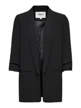 Blazer regular fit color rosado viejo, con cuello solapa, mangas 3/4 y bolsillos frontales ribeteados.