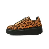 Championes Korium modelo Aura con estampado animal print de leopardo, cordones negros y suela plataforma alta de color negro.