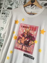 Remera blanca con estampado de All Might, personaje del anime Boku no Hero Academia, con detalles en vinilo textil.