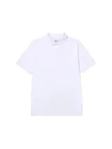 Remera polo Caterpillar de color blanco, confeccionada en mezcla de algodón y poliéster reciclado. Cuenta con cuello y puños acanalados, cierre frontal con botones y pequeño logo bordado en el pecho.