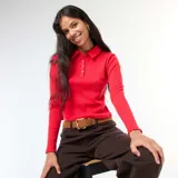 Camiseta roja de punto calado con cuello polo y mangas largas.