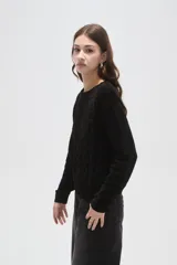 Sweater de punto color natural con diseño de ochos, cuello redondo y mangas largas de calce holgado.