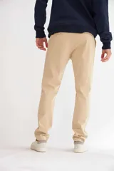 Pantalón de vestir azul marino, de corte recto, con bolsillos laterales y traseros.