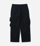 Pantalón masculino de sarga color negro, modelo super baggy con cintura con trabilla, cierre tradicional y bolsillo cargo con cierre de cremallera en el lateral.