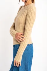 Sweater de manga larga, color gris jaspeado, con cuello redondo y tejido de punto acanalado vertical.