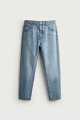 Jeans de corte slim cropped confeccionados en denim de algodón rígido con efecto lavado. Presentan tiro medio, cierre frontal con cremallera y botón, y diseño clásico de cinco bolsillos.