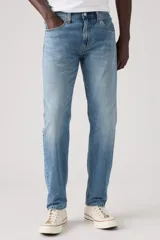Pantalón de jean Levi's modelo 502, de corte regular taper, con diseño de cinco bolsillos, cierre de cremallera y botón metálico.