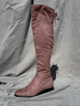 Bota bucanera color rosa de gamuza, con cordones ajustables en la parte trasera.