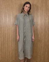 Vestido midi estilo túnica color celeste con rayas verticales blancas, cuello camisero, mangas cortas y cierre frontal con botones ocultos.