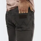 Pantalón de jean Wrangler Texas Slim color gris oscuro, de corte ajustado y diseño clásico de cinco bolsillos.