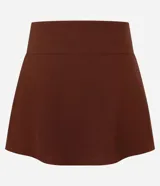 Short pollera negro, confeccionado en bengalina, con hebilla lateral y pliegues.