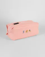 Neceser rectangular de tela color ladrillo con cierre superior y tres bordados pequeños: una hoja de arce, una taza de té y un croissant.