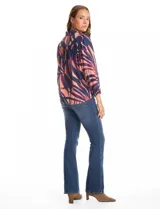 Camisa de gasa con estampado de hojas en tonos azul y coral, con cuello camisero, cierre frontal de botones y mangas tres cuartos con puños fruncidos.
