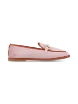 Mocasín de inspiración friulana de terciopelo rosado con ribetes marrones, detalle de hebilla metálica dorada sobre el empeine y suela plana.