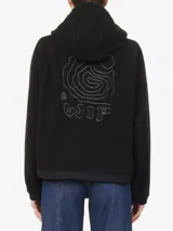 Campera de polar con capucha, cierre frontal completo, bolsillos laterales y puños elásticos. Diseño de corte holgado y textura suave.