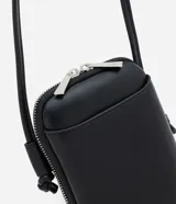 Cartera porta celular negra de material sintético, con formato rectangular, asa larga ajustable y cierre superior de doble cremallera. Cuenta con un bolsillo delantero externo y un compartimento interno con divisor.