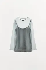 Top de tejido doble combinado semitransparente color verde, compuesto por una musculosa interior y una capa superior de manga larga con cuello redondo.