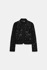 Blazer de encaje negro con hilatura de algodón, cuello redondo, manga larga y cierre frontal de botones.