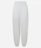 Pantalón estilo aladín blanco, de tejido piqué texturizado, con cintura elástica y puños ajustados en los tobillos.