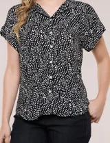 Camisa de manga corta con estampado animal print, cuello con solapa, escote en V y cierre frontal con botones.