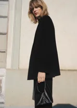 Blazer de corte recto y diseño clásico, con cuello de solapa con muesca, cierre frontal de un botón y mangas largas. Cuenta con un bolsillo de ribete en el pecho y dos bolsillos laterales con solapa. Incluye forro interior.