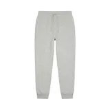 Pantalón de jogging gris claro con cintura y dobladillo elásticos, cordón externo y bolsillos laterales. Incluye un bolsillo trasero tipo parche y el logo bordado de Flying NB en el muslo izquierdo.