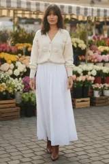 Falda larga de corte amplio y fluido, confeccionada en algodón blanco con doble forro. Presenta una cintura elástica cómoda y un diseño minimalista y versátil.