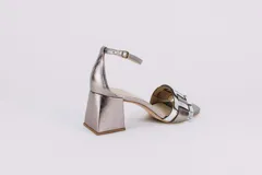 Sandalias doradas con taco bloque de 5 cm y capellada combinada en dorado y negro.