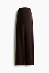 Pantalón ancho color marrón oscuro de punto grueso, de tiro alto y corte holgado con sección especial en la cintura para maternidad.
