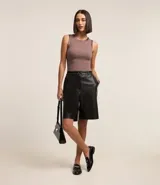 Top sin mangas color rosa claro, de corte ajustado, con cuello redondo y ribete de satén en el cuello y las sisas.