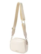 Bandolera de formato rectangular con acabado perlado, confeccionada en material símil cuero. Cuenta con cierre superior, correa larga ajustable de cinta técnica y herrajes metálicos plateados.