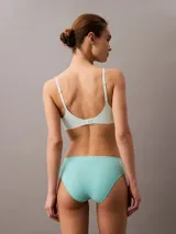 Bombacha clásica celeste de microfibra suave, con cintura elástica y logo de Calvin Klein.