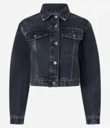Campera de jean azul de corte regular y largo corto, con cuello inglés, cierre frontal con botones metálicos y bolsillos con solapa en el pecho.