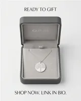 Collar de plata 925 con dije circular que presenta un diseño grabado de árbol de la vida adornado con pequeñas circonias.