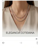 Collar doble de plata 925 compuesto por una cadena de eslabones rectangulares y una cadena tipo serpiente o colita de ratón.
