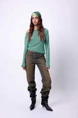 Pantalón de jean de corte recto con lavado desgastado en tonos tierra. Presenta tiro medio, costuras reforzadas y remaches metálicos.