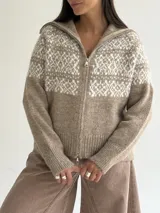 Campera tejida de punto con cierre frontal completo, cuello alto y diseño de patrón nórdico en la parte superior. Presenta puños y ruedo acanalados.