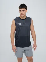 Musculosa deportiva Umbro modelo Axis para hombre, de color azul marino, con cuello redondo y logo impreso en el pecho.