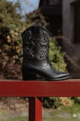 Bota texana baja color negro de cuero con bordados decorativos en la caña y taco de 4 cm.
