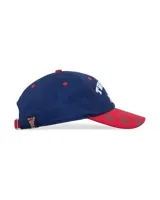 Gorra tipo dad cap azul marino con visera roja en contraste estampada con estrellas. Presenta bordado frontal en color blanco con texto y estrellas.