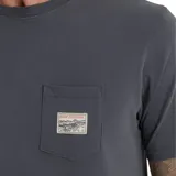 Remera azul de manga corta con bolsillo en el pecho y parche con logo de la marca.