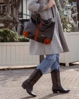 Botas cowboy de cuero negro con bordados decorativos en color ocre.